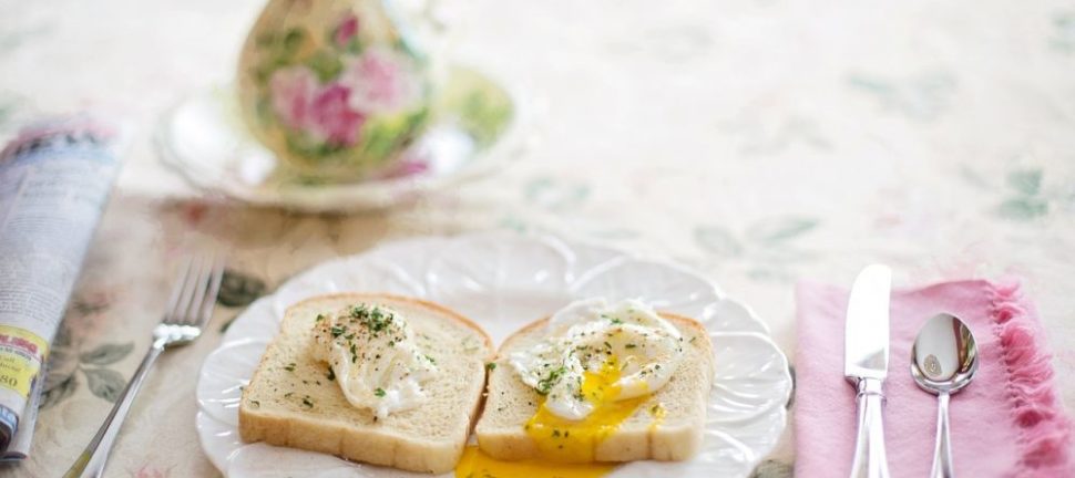 Brunch er en populær spiseoplevelse, der tilbyder en lækker kombination af morgenmad og frokostretter